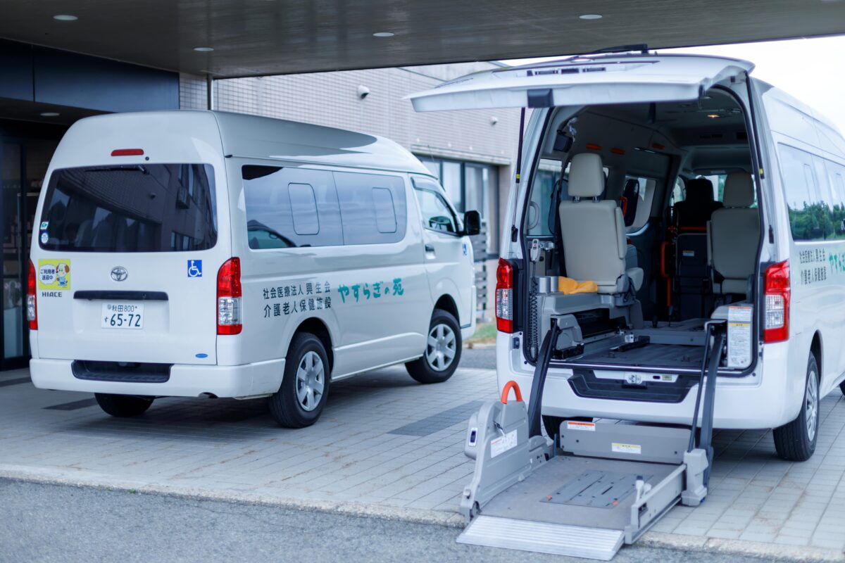 写真:リフト付きの送迎車